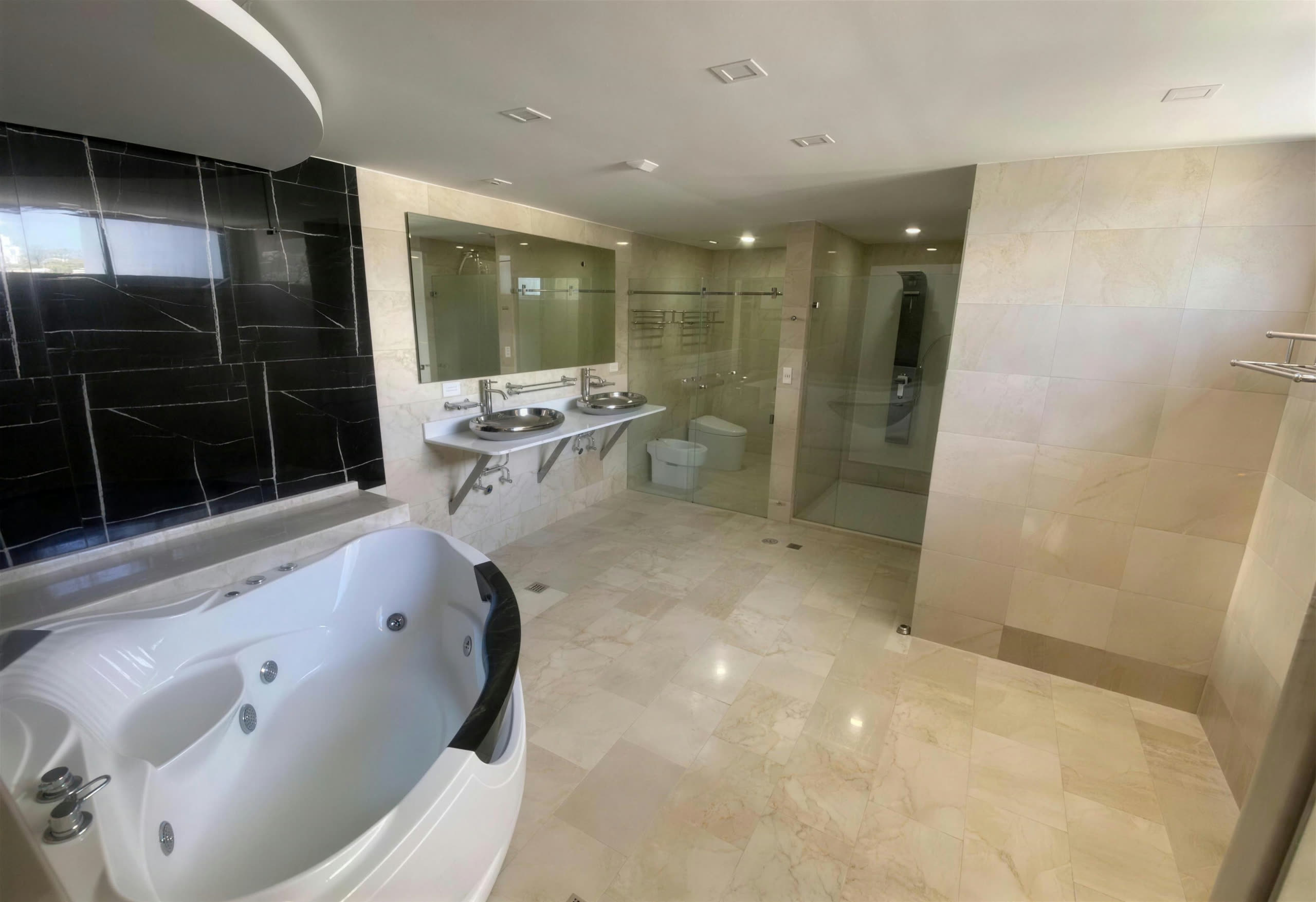 Baño principal con jacuzzi y mármol negro