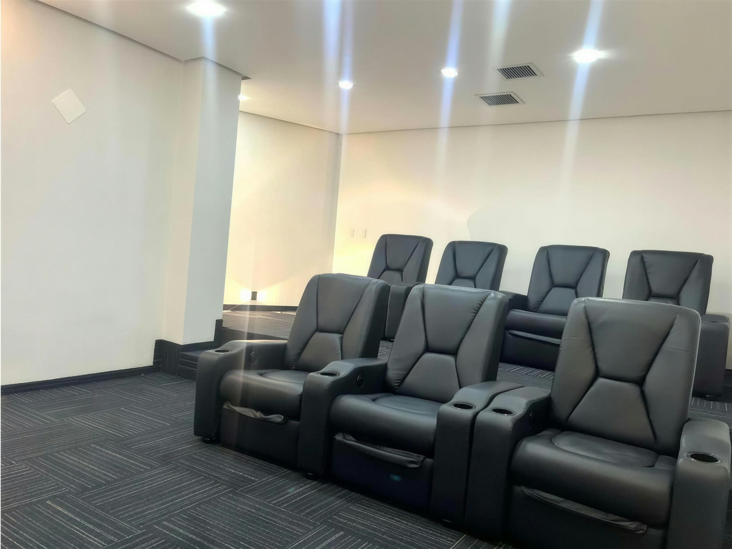 Sala de cine en dos gradas con butacas de cuero