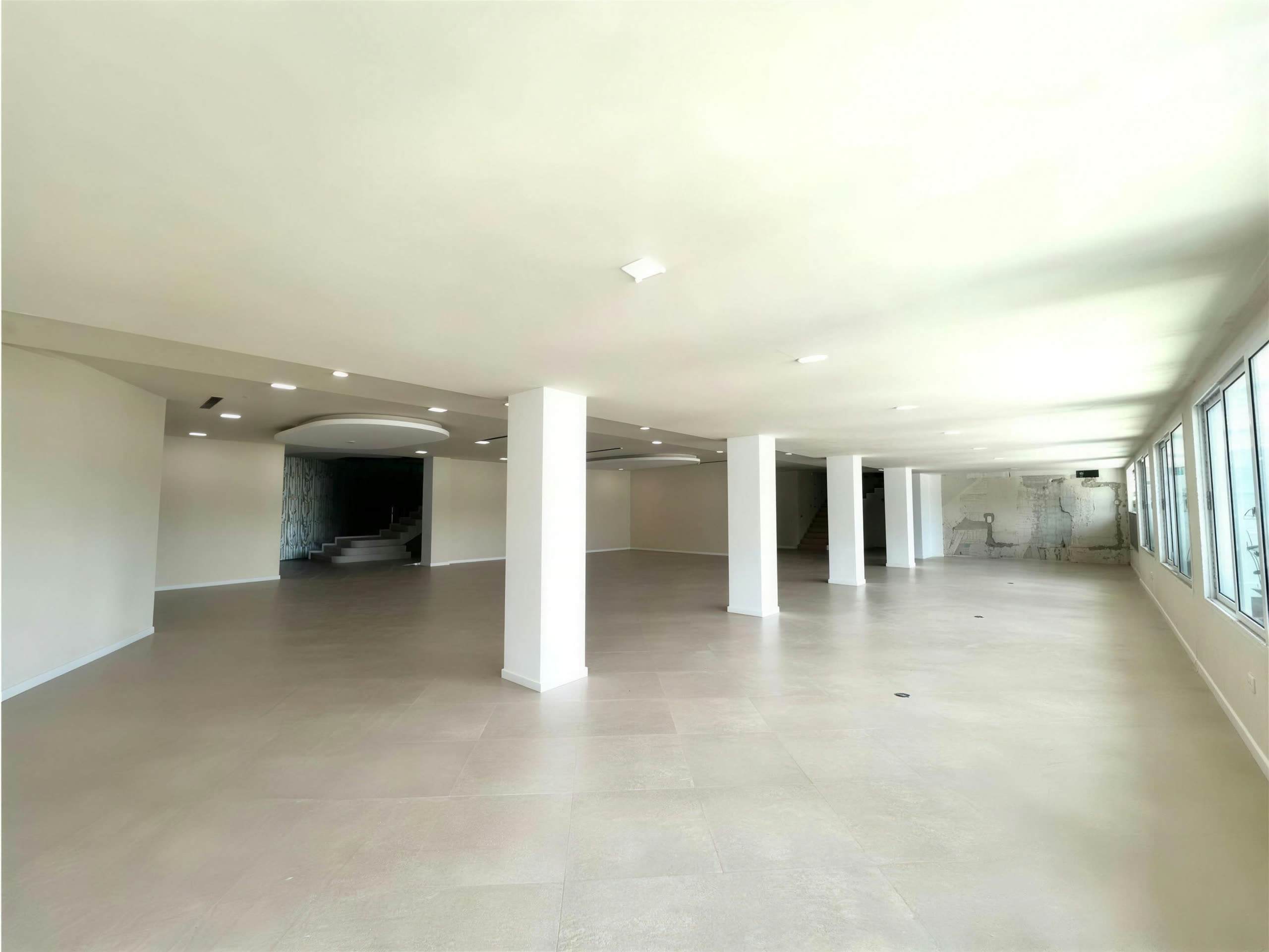 Planta libre con columnas del salón de fiestas