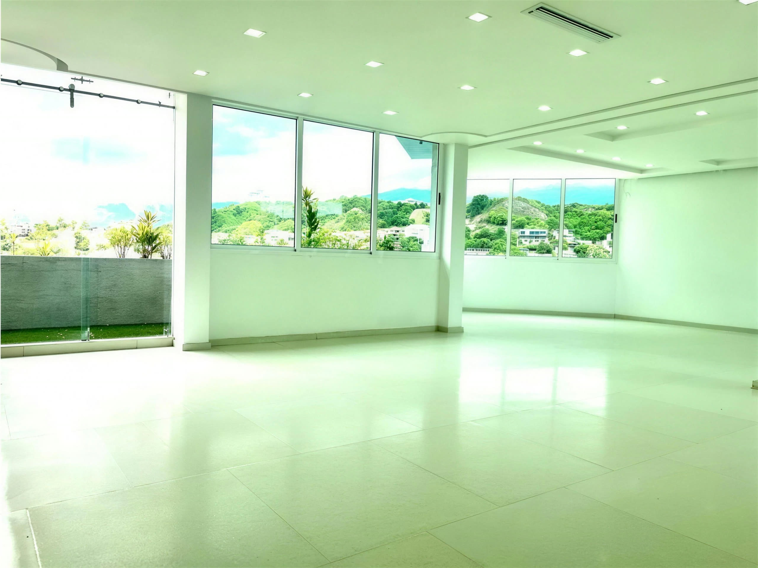Salón luminoso con ventanales corridos