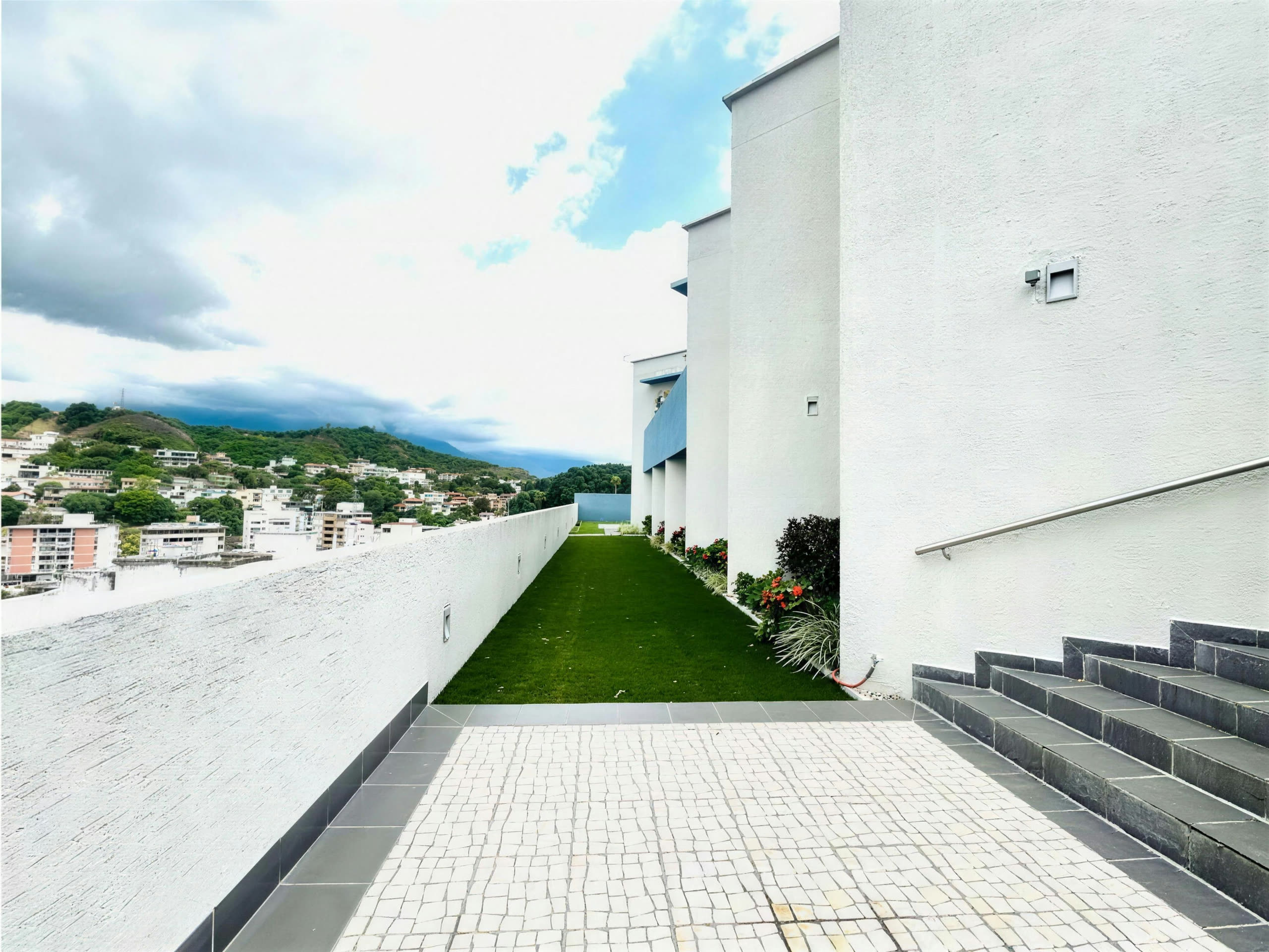 Corredor exterior con vista abierta a la ciudad