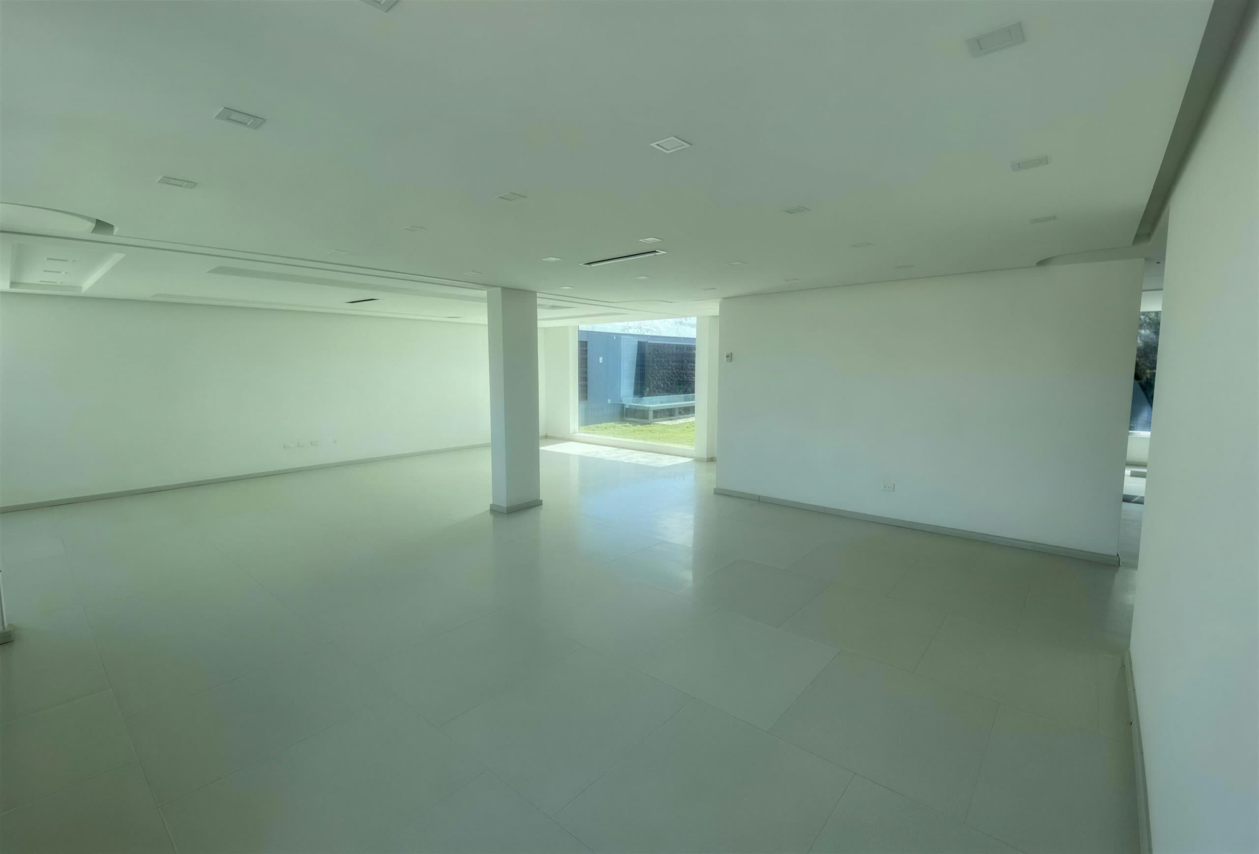 Sala comedor de 100 m² con pisos de cuarzo blanco diamante y vista al jardín interior