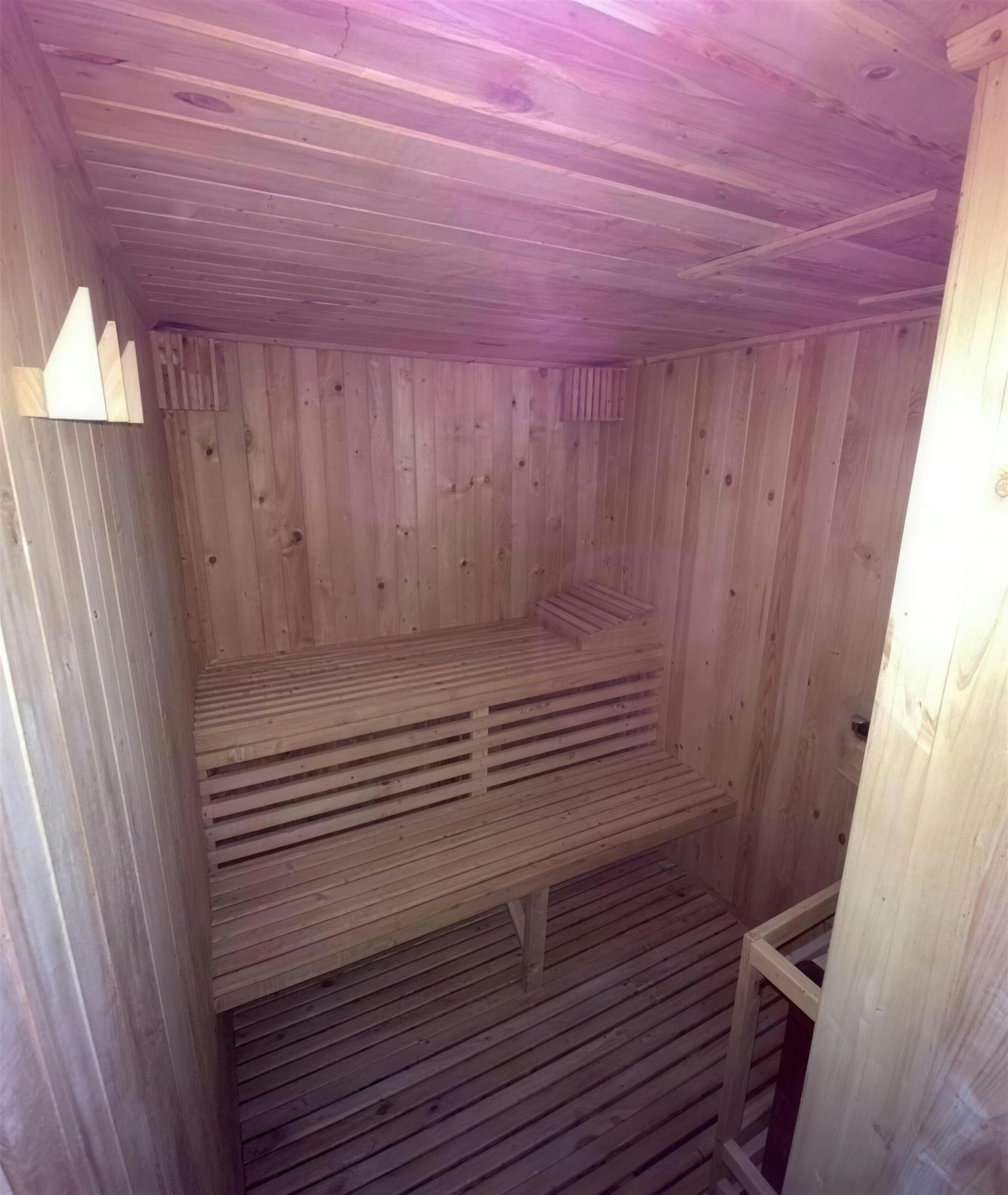 Interior del sauna revestido en madera clara