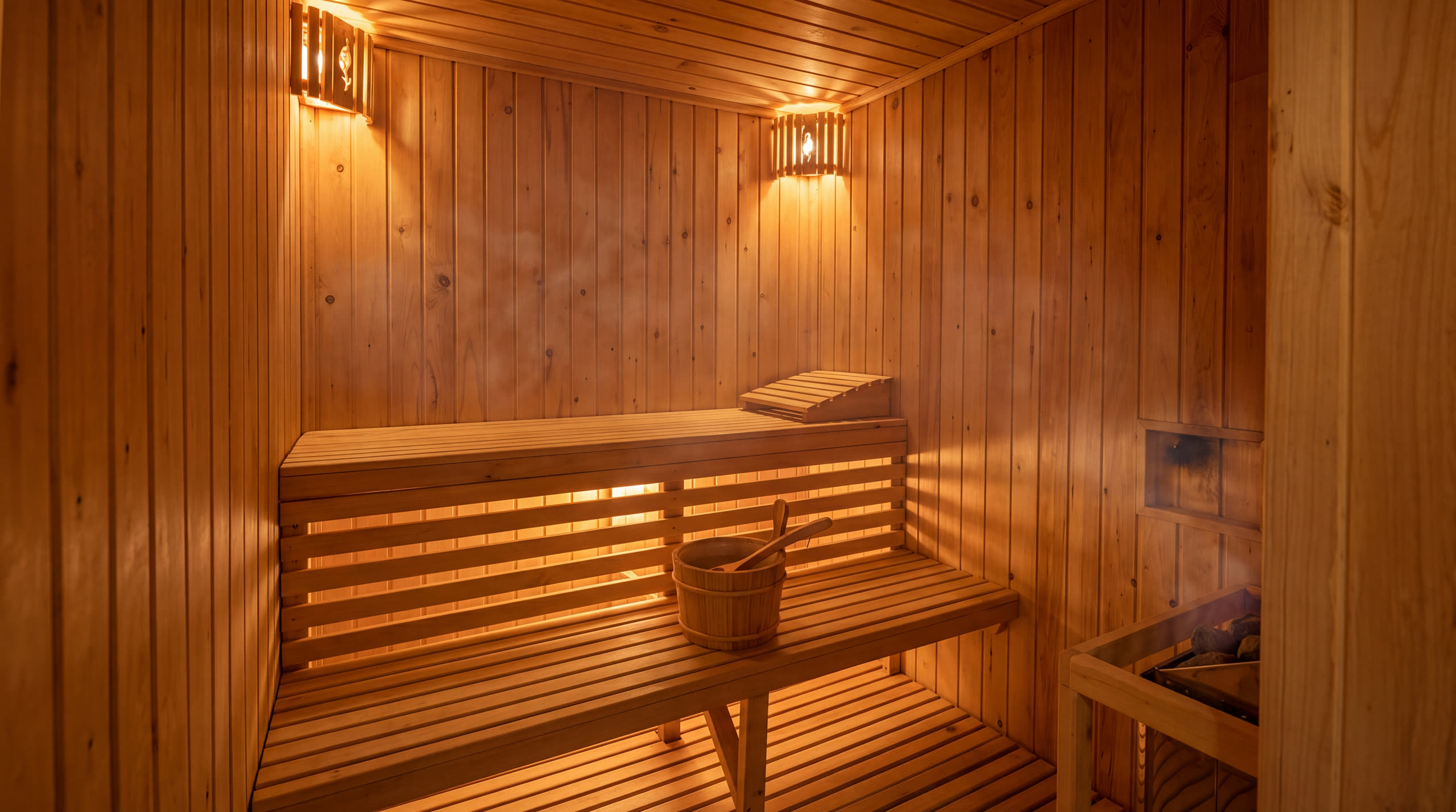 Recreación del sauna con luz cálida y vapor
