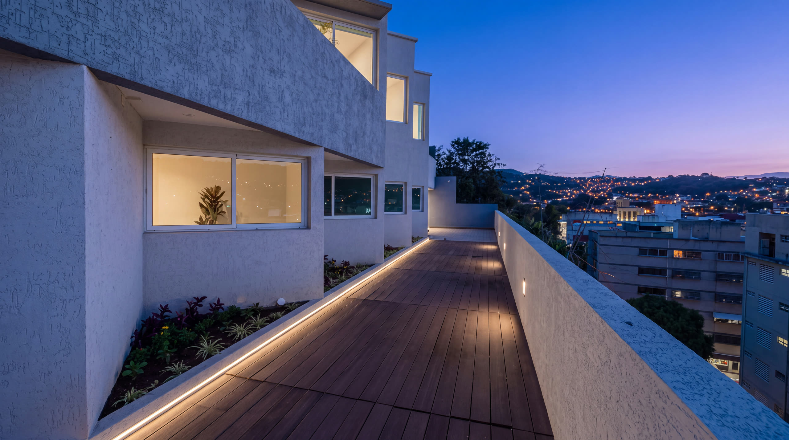Recreación nocturna de la terraza con luces de la ciudad